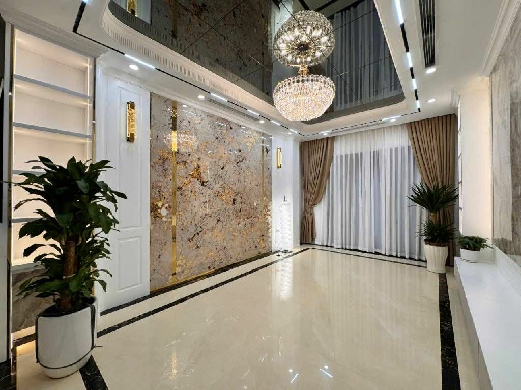 SIÊU PHẨM PHÂN LÔ HOÀNG QUỐC VIỆT – 7 TẦNG – THANG MÁY – TRƯỚC NHÀ Ô TÔ TRÁNH – NGỦ TRONG NHÀ – KINH DOANH 26.8 tỷ